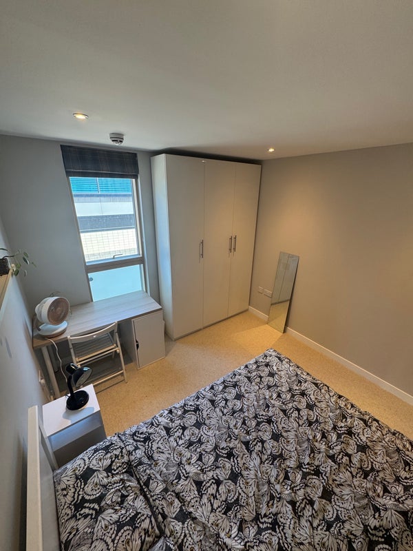 Room Hardwicks Square in Greater London