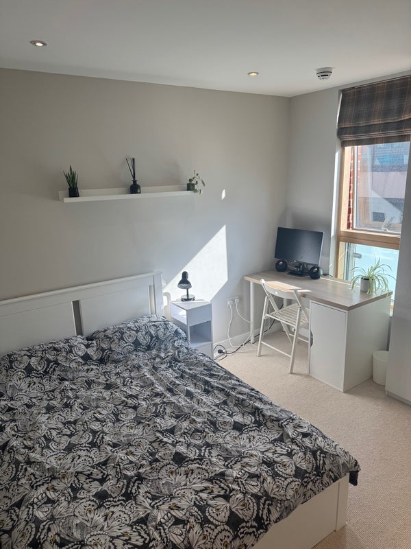 Flat Hardwicks Square in Greater London