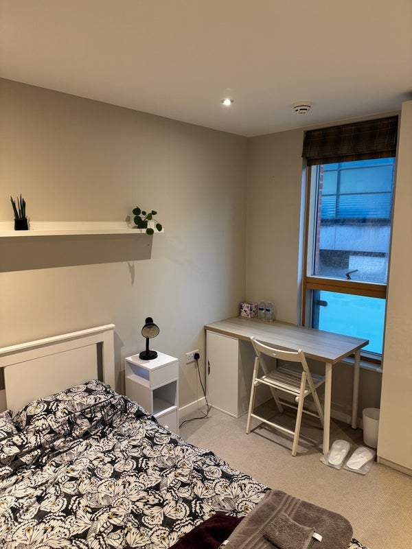 Room Hardwicks Square in Greater London