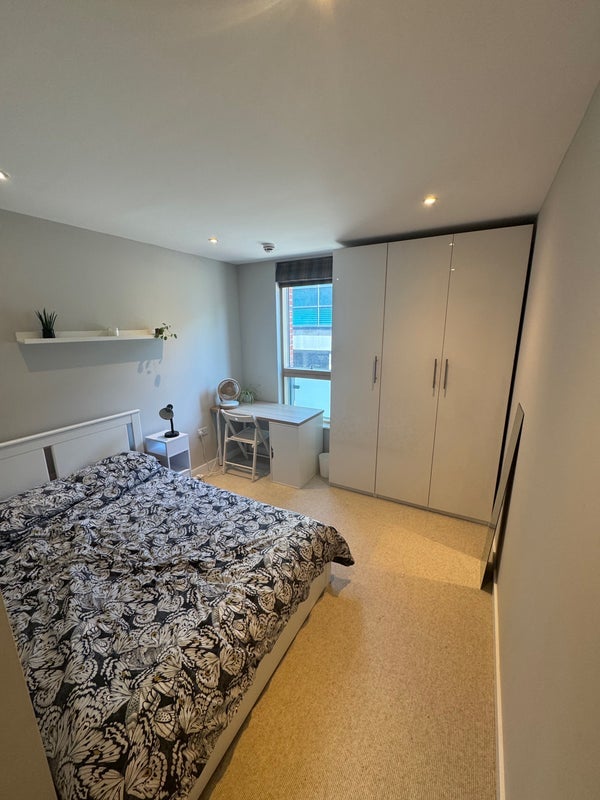 Room Hardwicks Square in Greater London