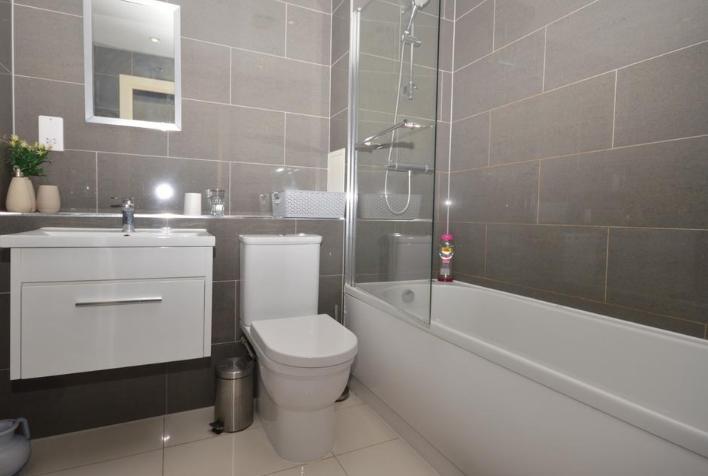 Flat Westferry Road in Greater London