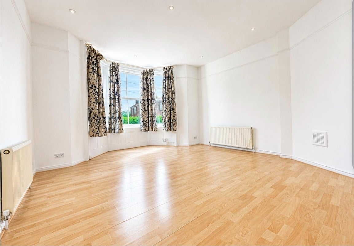 Flat Pascoe Road in Greater London