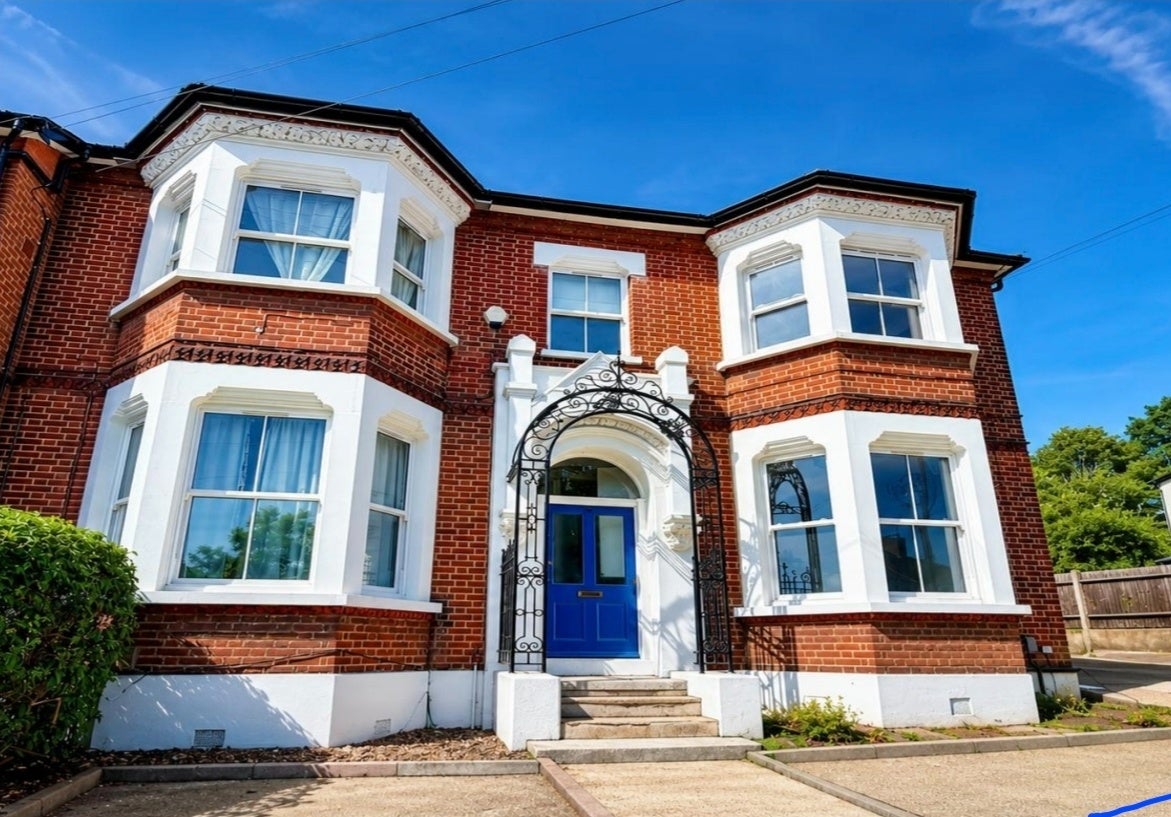 Flat Pascoe Road in Greater London