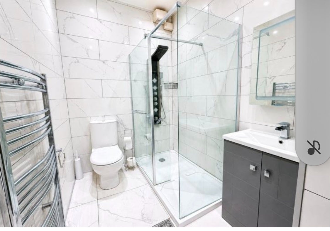 Flat Pascoe Road in Greater London