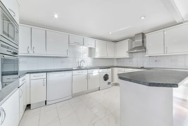 Flat Langbourne Place in Greater London