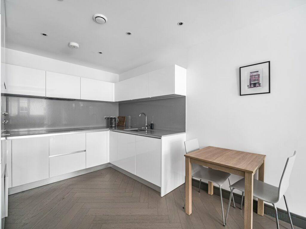 Flat London Road in Greater London