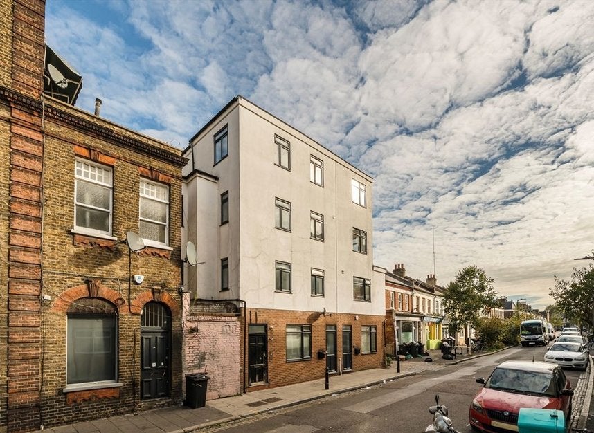 Flat Windus Road in Greater London