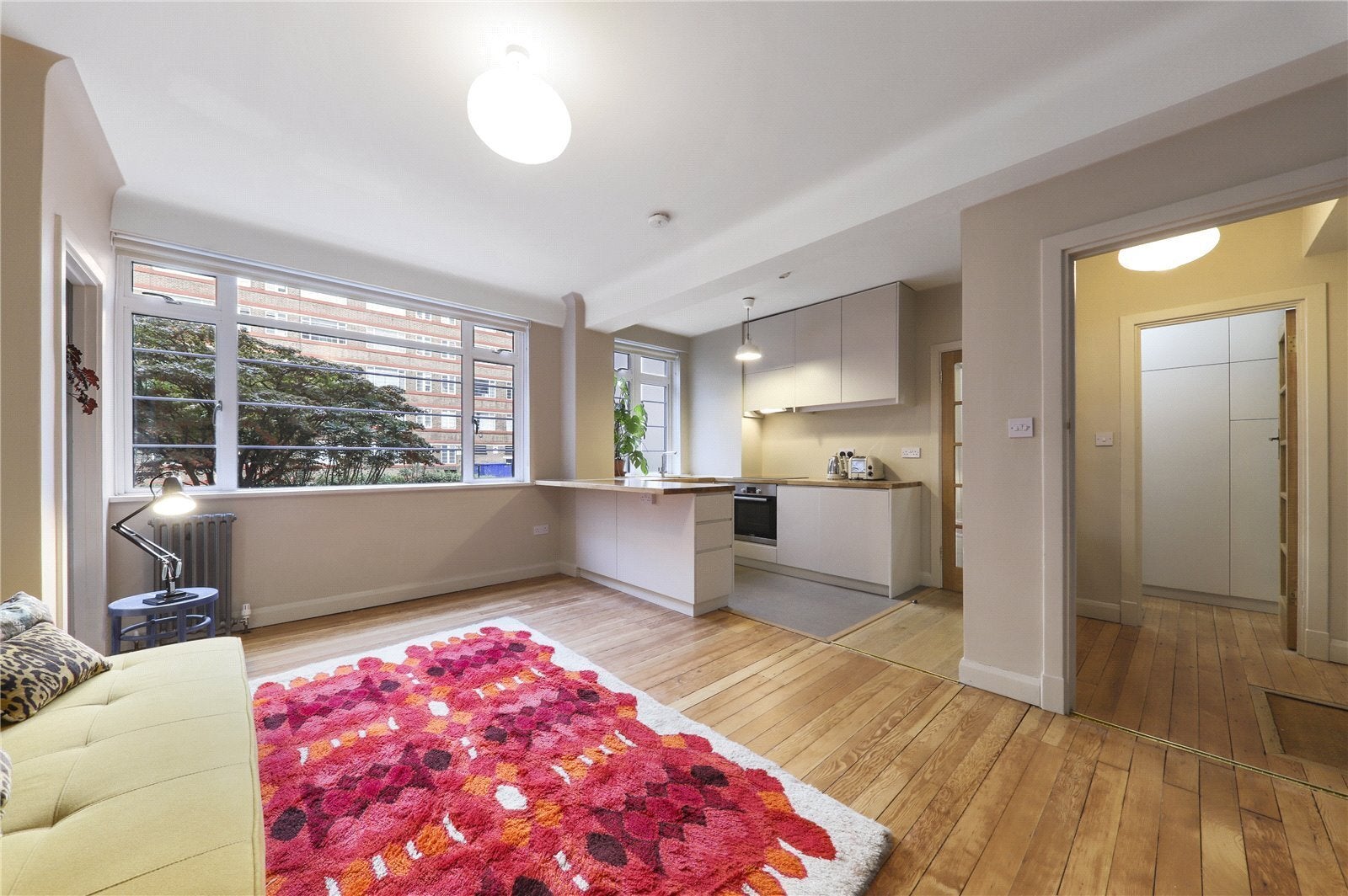 Flat Hunter Close in Greater London