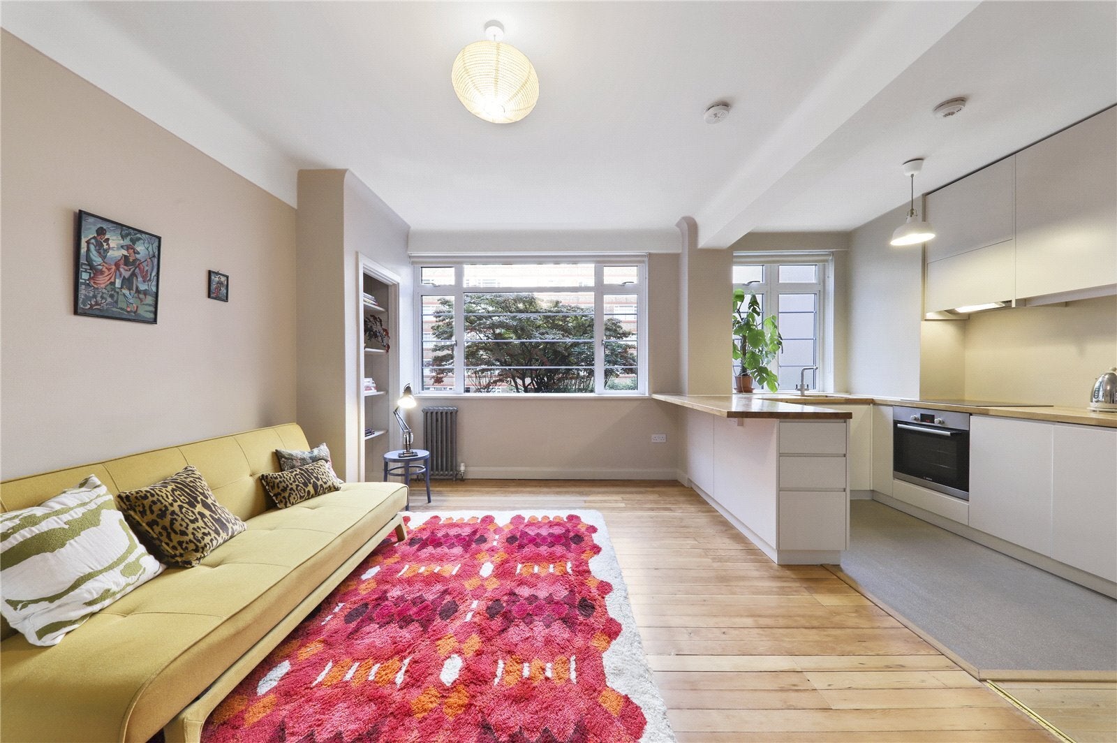 Flat Hunter Close in Greater London