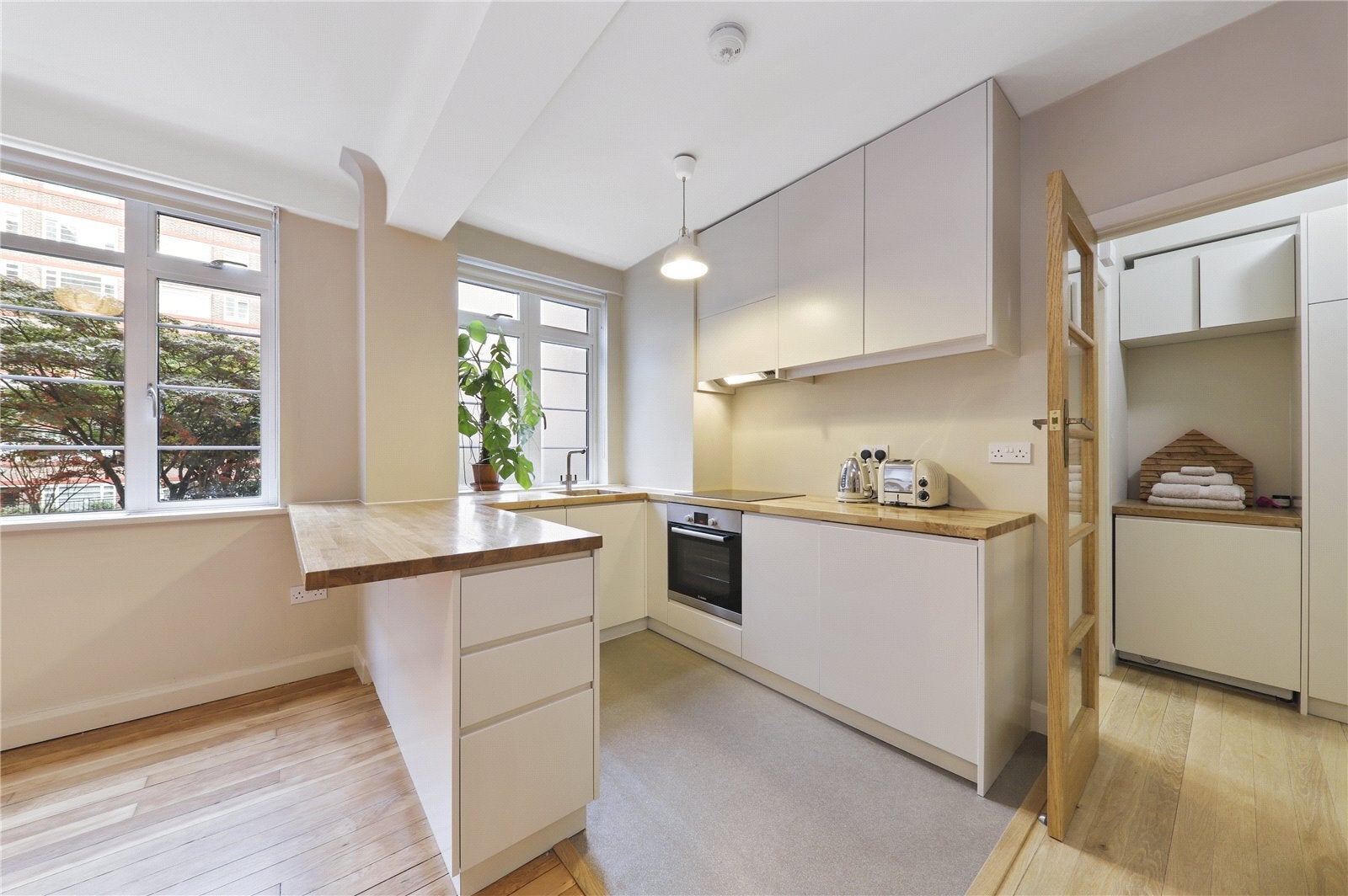 Flat Hunter Close in Greater London