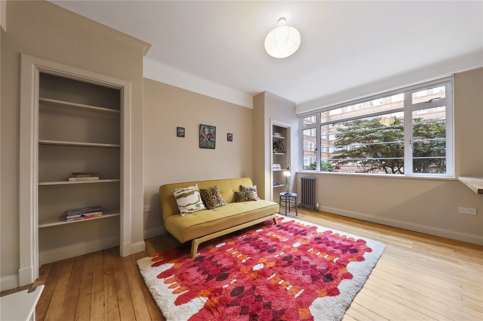 Flat Hunter Close in Greater London