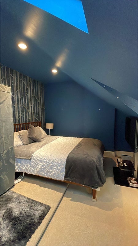 Room Barrow Road in Greater London