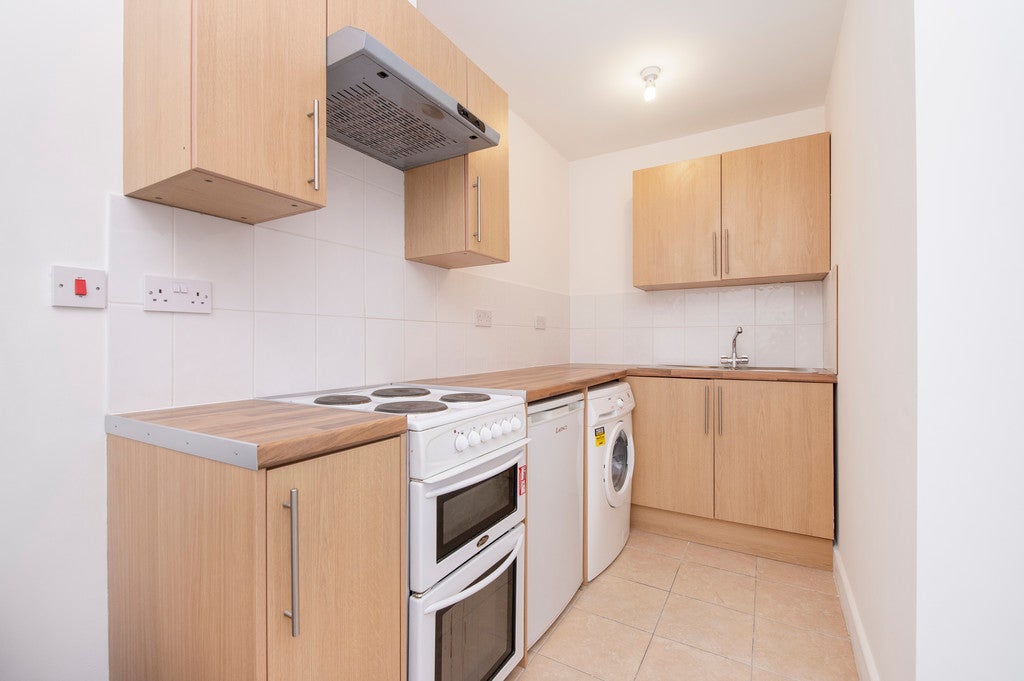 Room Chamberlayne Road in London