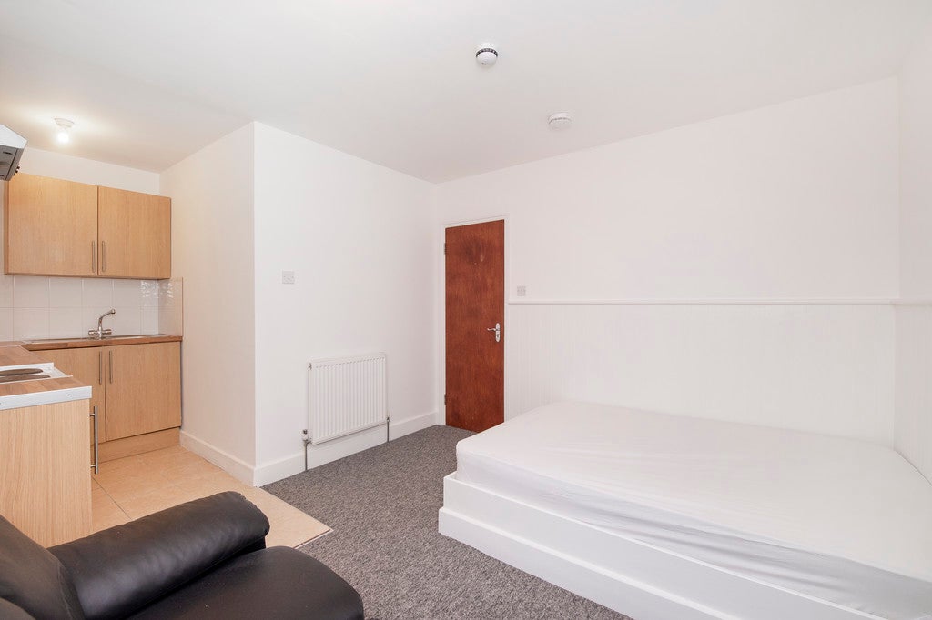 Room Chamberlayne Road in London