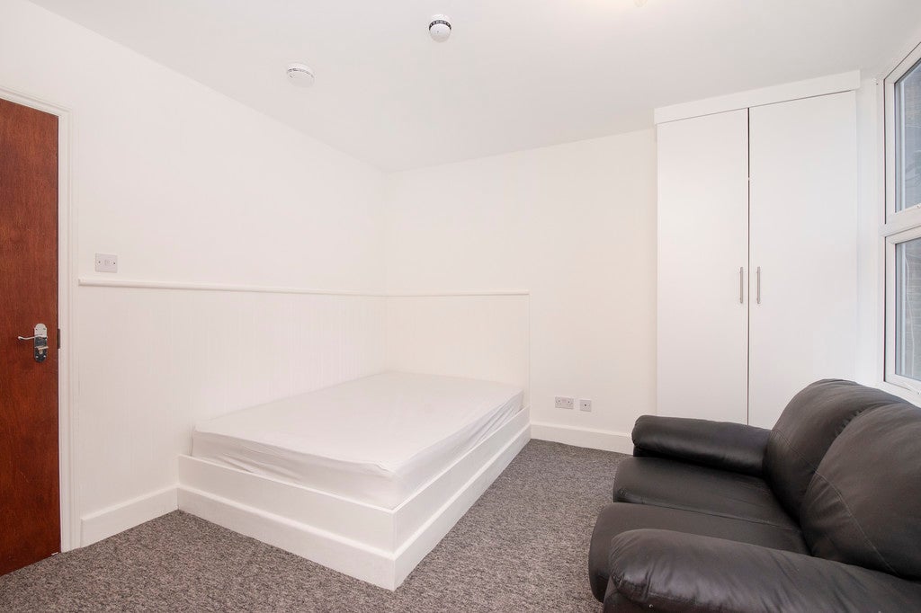 Room Chamberlayne Road in London