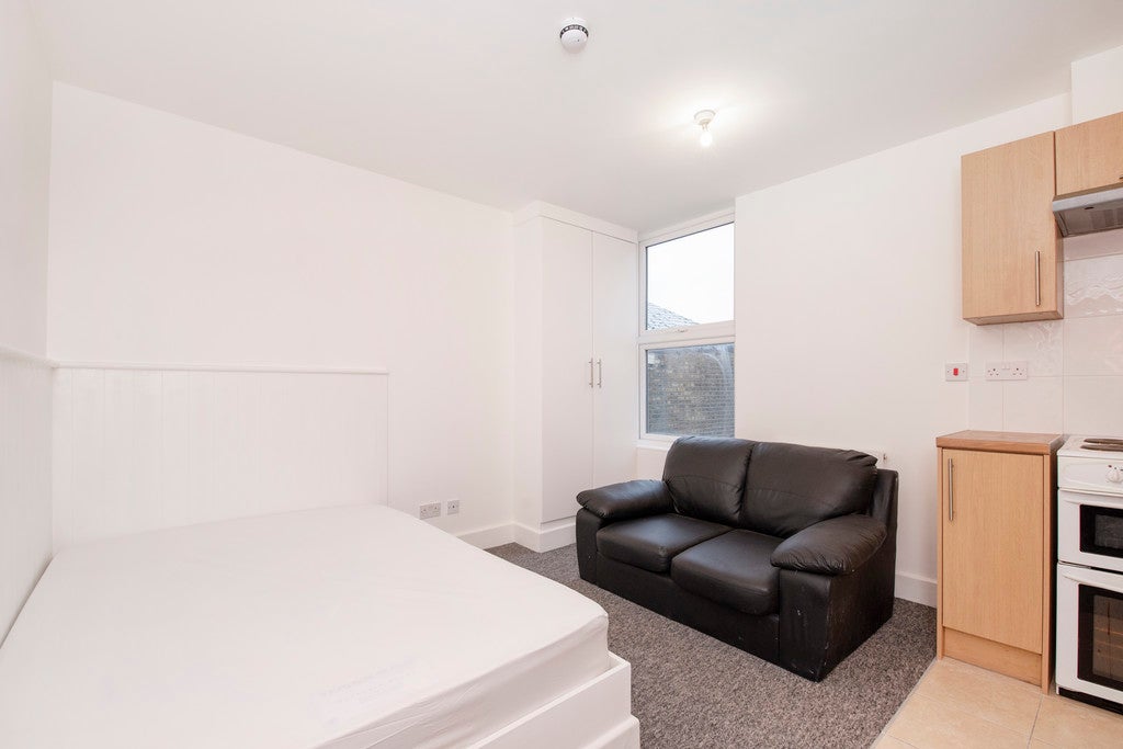 Room Chamberlayne Road in London