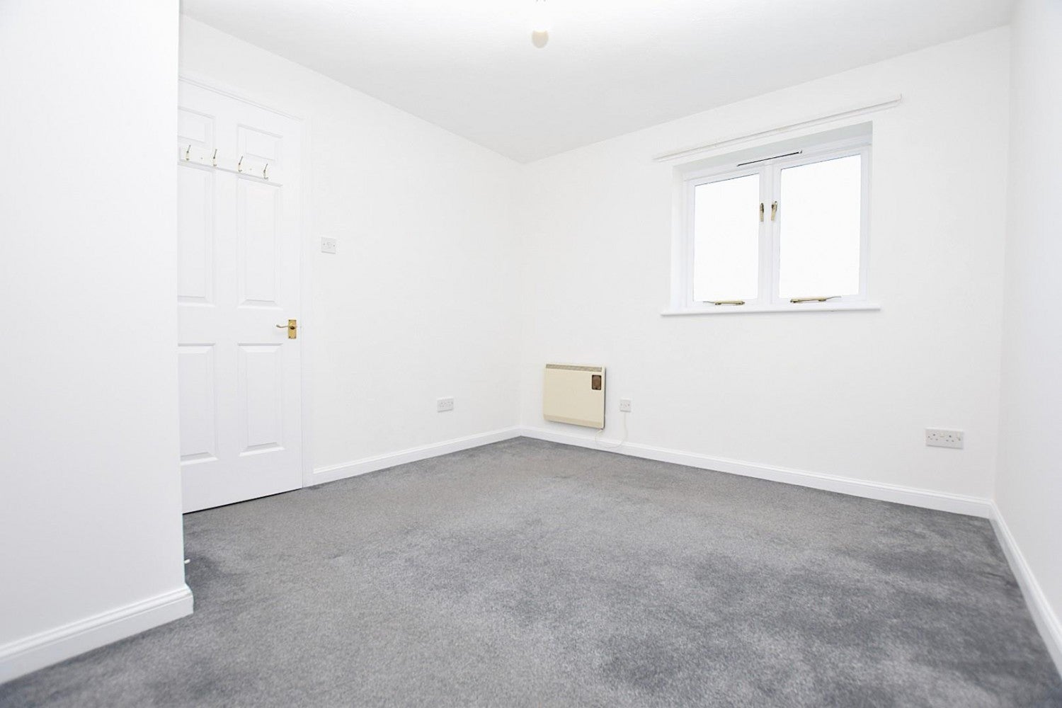 Flat Sparks Close in Greater London