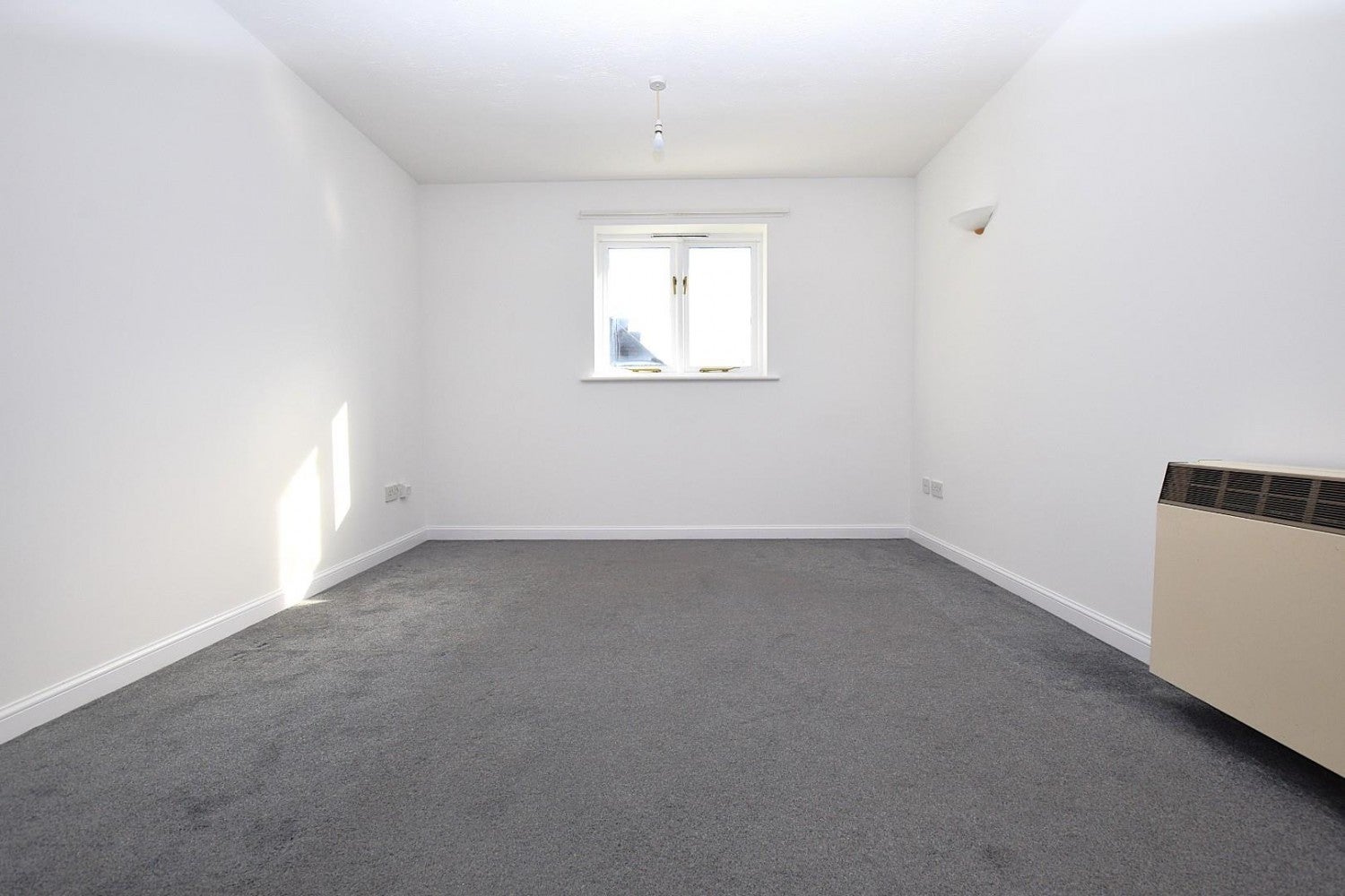 Flat Sparks Close in Greater London