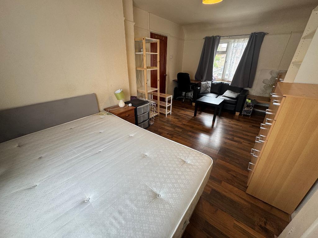 Room Norbroke Street in Greater London