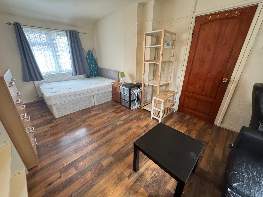 Room Norbroke Street in Greater London
