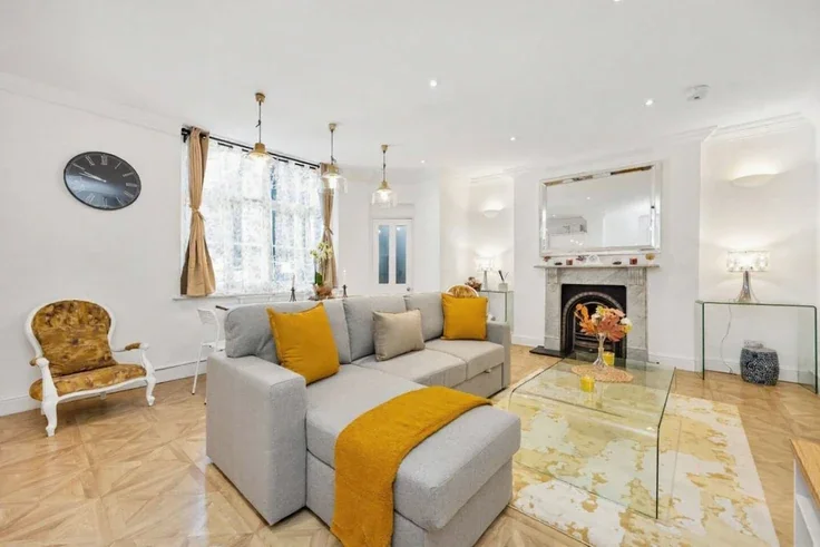 Flat Challoner Crescent in Greater London