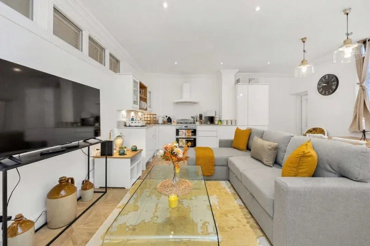 Flat Challoner Crescent in Greater London