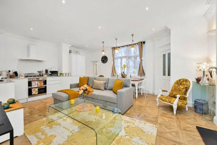 Flat Challoner Crescent in Greater London