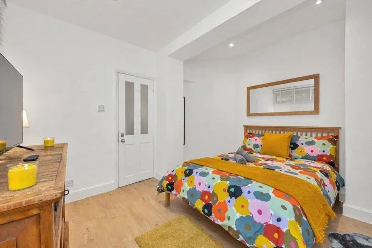 Flat Challoner Crescent in Greater London