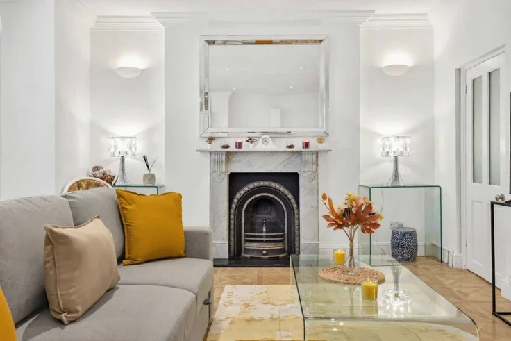 Flat Challoner Crescent in Greater London