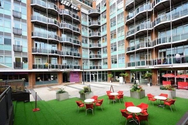 Flat Gerry Raffles Square in Greater London