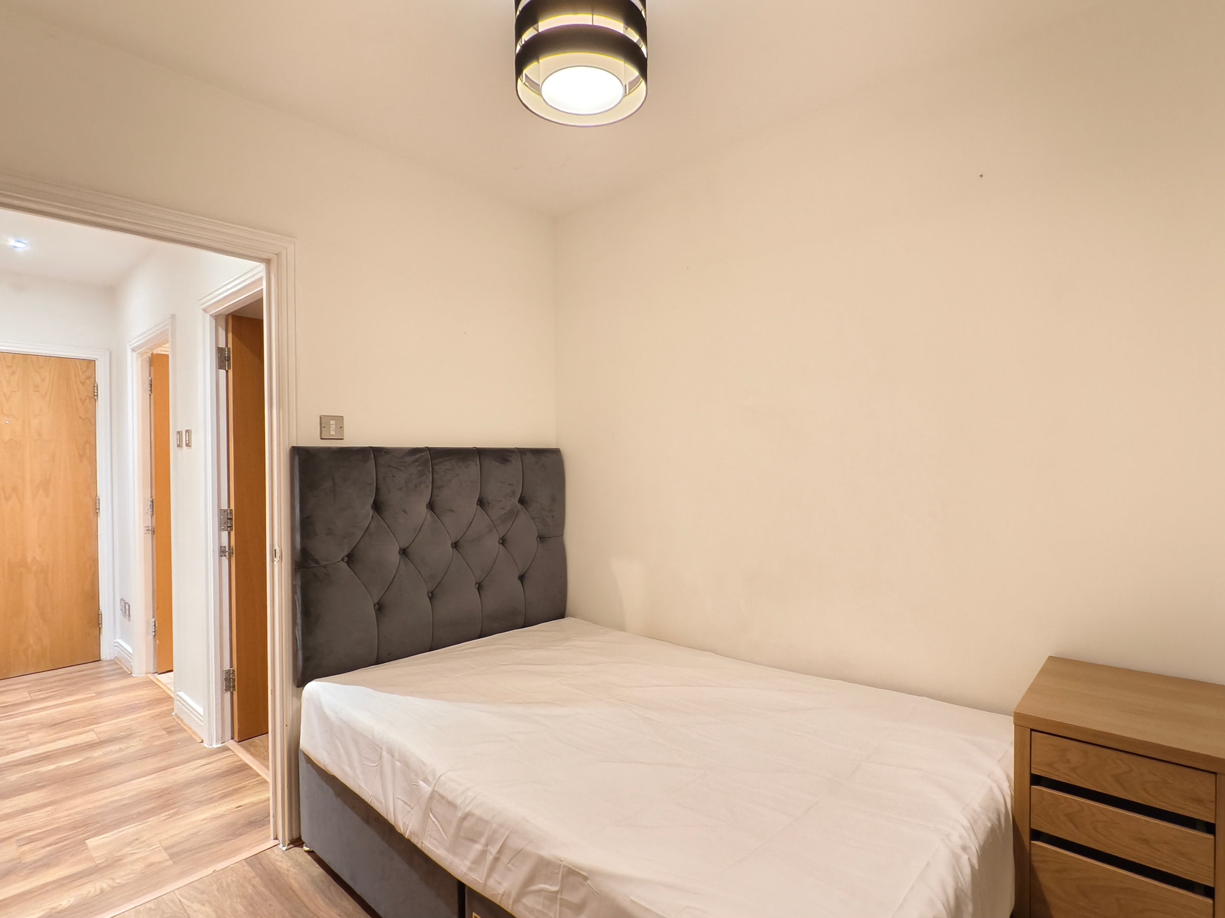 Flat Gerry Raffles Square in Greater London