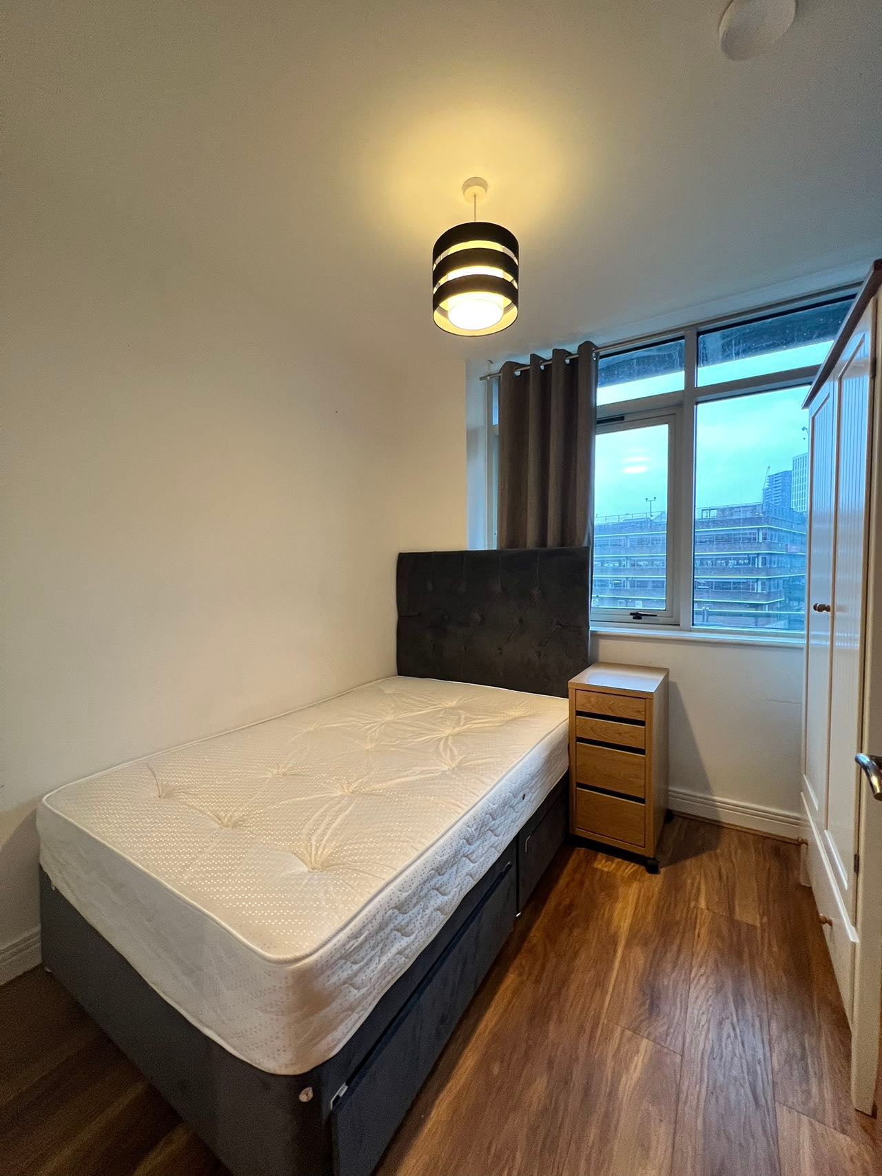 Flat Gerry Raffles Square in Greater London