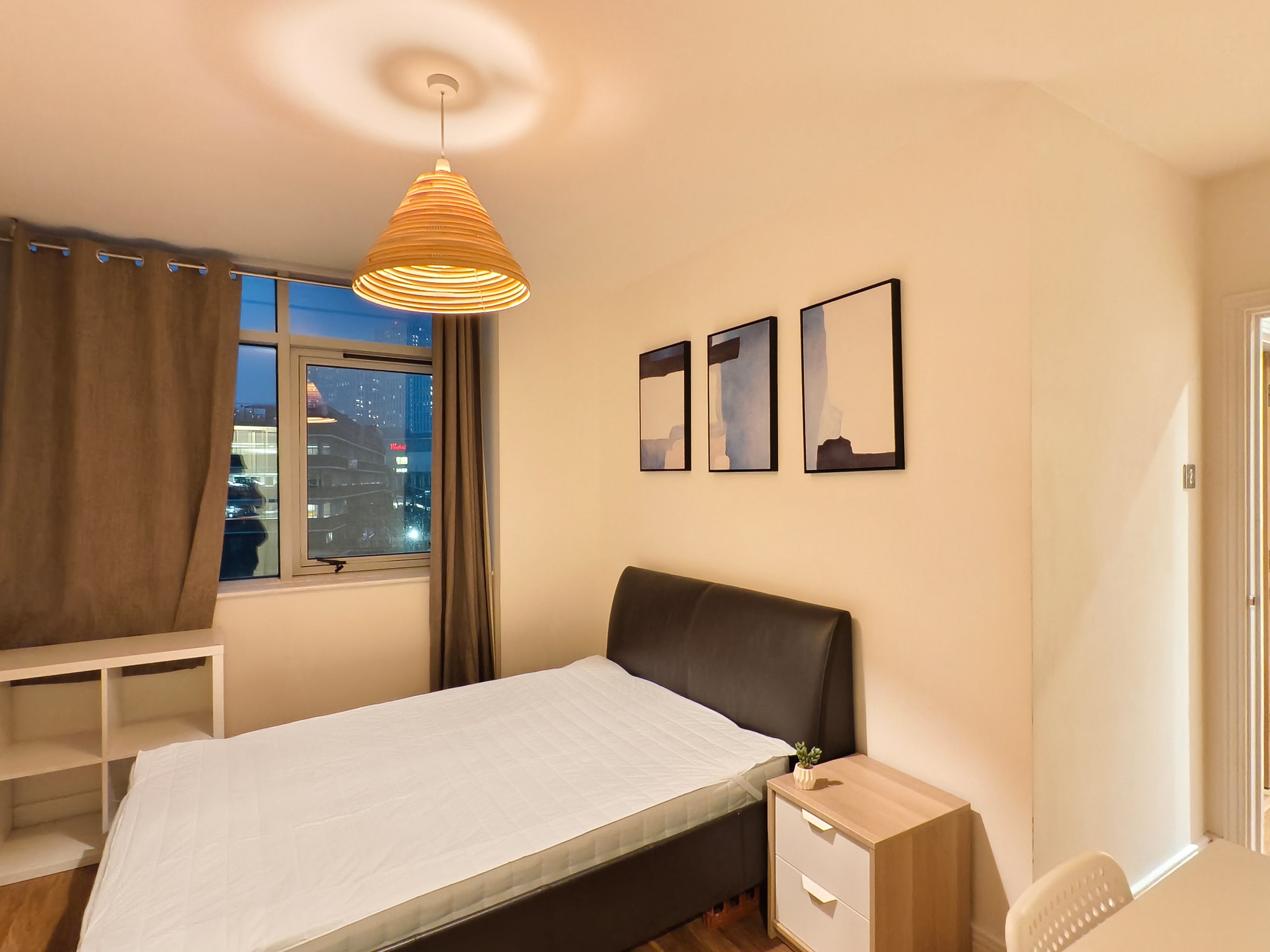 Flat Gerry Raffles Square in Greater London