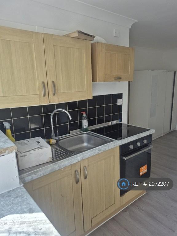 Flat Tring Avenue in Greater London