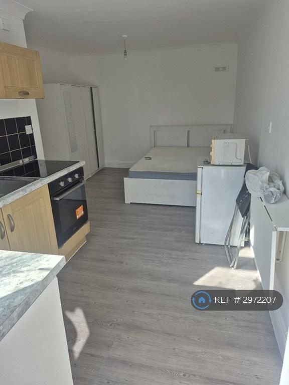 Flat Tring Avenue in Greater London