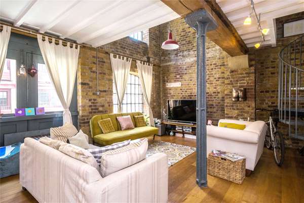 Flat Wapping High Street in Greater London