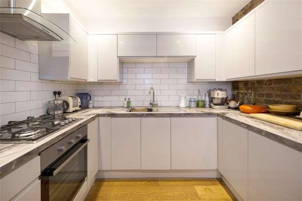 Flat Wapping High Street in Greater London