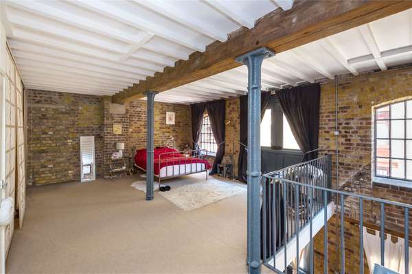 Flat Wapping High Street in Greater London