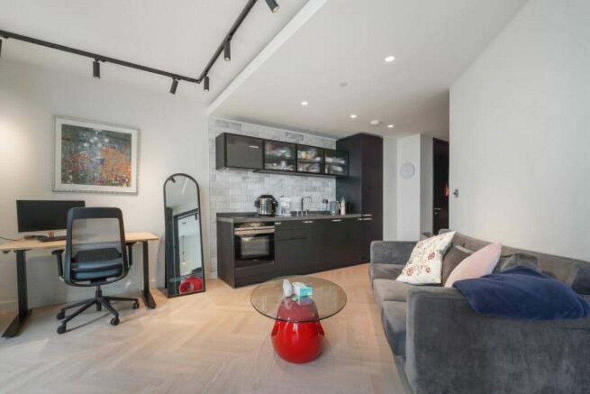 Flat Crown Place in City of London