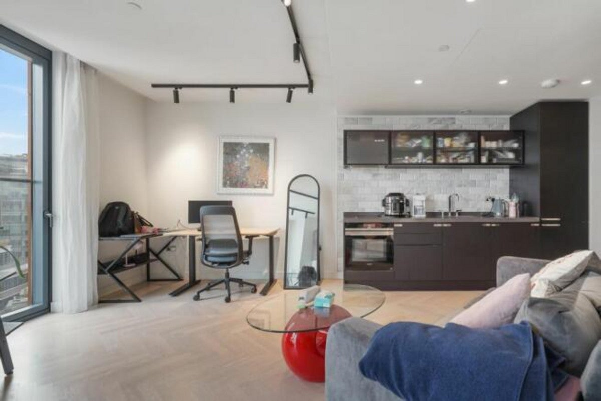 Flat Crown Place in City of London