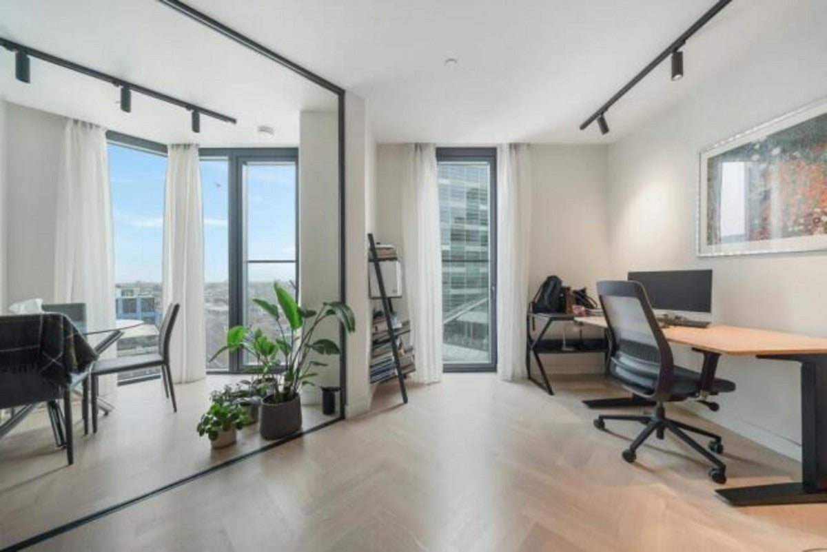 Flat Crown Place in City of London