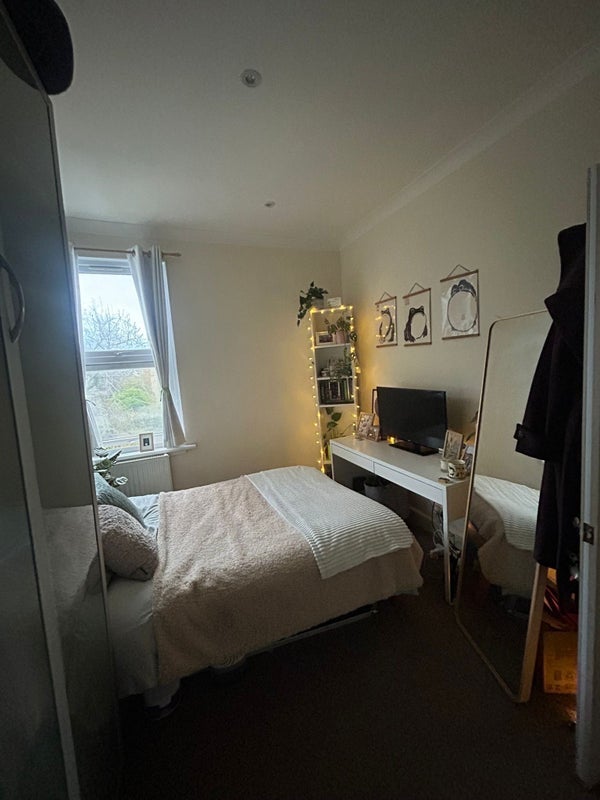 Room De Morgan Road in Greater London
