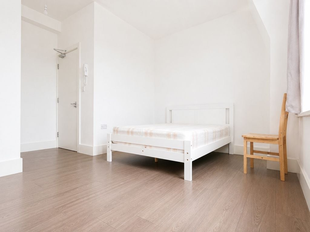 Room Falkland Road in Greater London