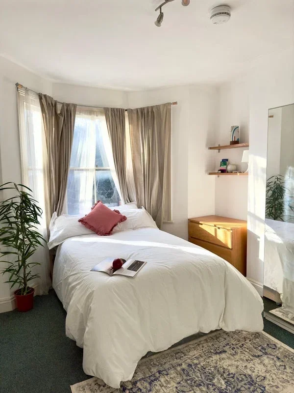 Room Bush Road in Greater London
