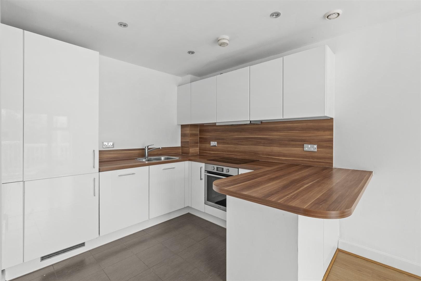 Flat Chequers Avenue in High Wycombe Community Board