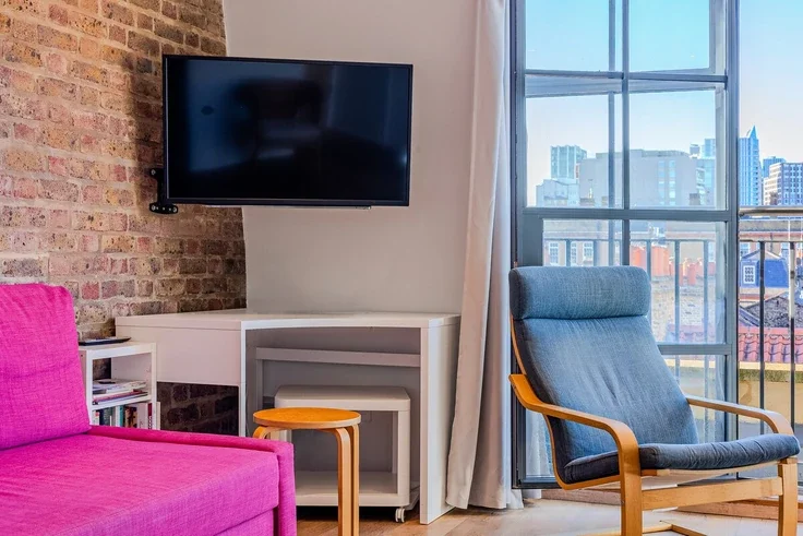 Flat Turner Street in Greater London