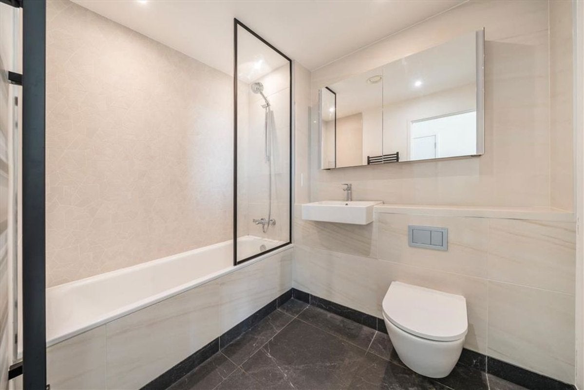 Flat Limehouse Causeway in Greater London