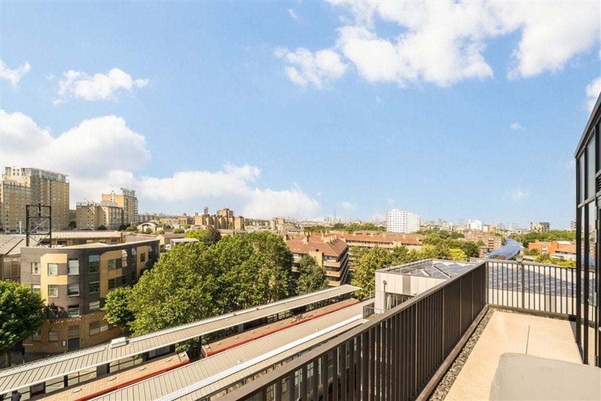 Flat Limehouse Causeway in Greater London