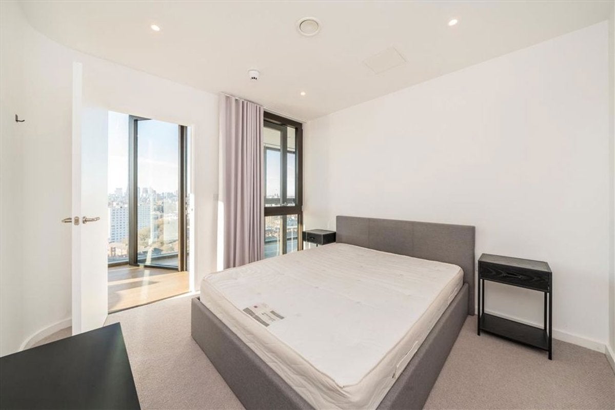 Flat Limehouse Causeway in Greater London