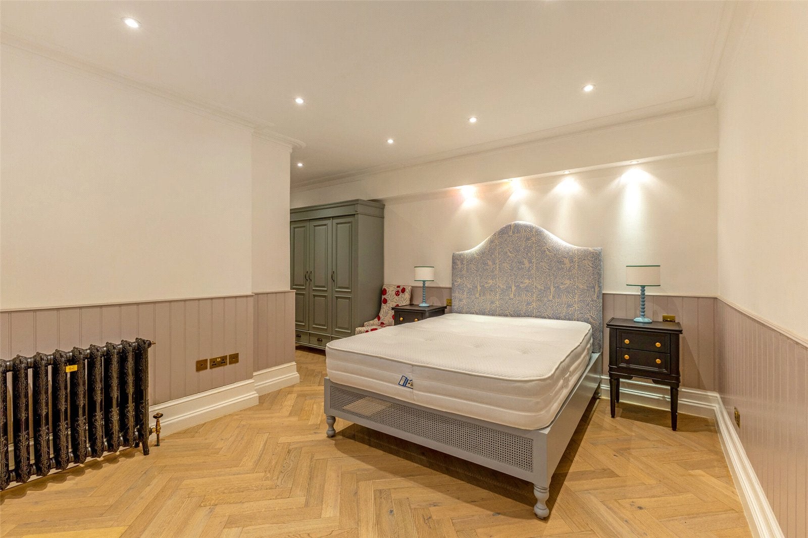 Flat Cornwall Gardens in Greater London